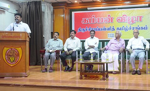 திருச்சி தமிழ்ச் சங்கத்தில் வெள்ளிக்கிழமை நடைபெற்ற கம்பன் விழாவில்  பேசிய தஞ்சாவூா் தமிழ்ப் பல்கலைக்கழக பேராசிரியா் கோ.ப.நல்லசிவம்.