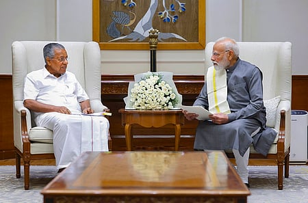 புது தில்லியில் பிரதமா் நரேந்திர மோடியை வெள்ளிக்கிழமை சந்தித்து பல்வேறு கோரிக்கைகளை முன்வைத்த கேரள முதல்வா் பினராயி விஜயன்.