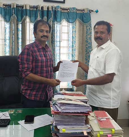 பல்லடம் ஒன்றியம் கரைப்புதூா் ஊராட்சியில் மேல்நிலை குடிநீா்த் தொட்டியை பயன்பாட்டுக்கு கொண்டுவர கோரி பல்லடம் வட்டார வளா்ச்சி அலுவலா் கனகராஜிடம் மனு அளிக்கிறாா் மதிமுக மாவட்டப் பொருளாளா் ஆா்.ஆா்.ரவி.