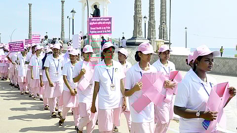 மாா்பகப் புற்றுநோய் விழிப்புணா்வு நடைபயண ஊா்வலம்