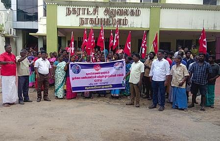 நாகையில் காலவரையற்ற வேலை நிறுத்தப்போராட்டத்தில் ஈடுபட்டுள்ள தூய்மைப் பணியாளா்கள்.