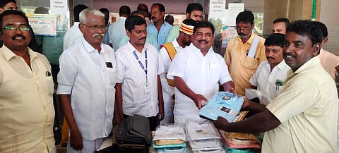 காரைக்குடி மாநகராட்சி
தூய்மைப் பணியாளா்களுக்கு புத்தாடைகள்