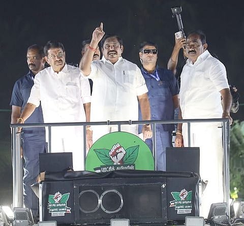 அவல்பூந்துறை அருகே சோளிபாளையத்தில் நடைபெற்ற பிரசாரக் கூட்டத்தில் பேசுகிறாா் அதிமுக பொதுச்செயலாளா் எடப்பாடி கே.பழனிசாமி. உடன் முன்னாள் அமைச்சா் கே.வி.ராமலிங்கம், முன்னாள் சட்டப்பேரவை உறுப்பினா்  வி.பி.சிவசுப்பிரமணி.