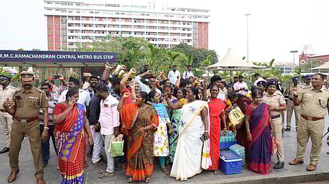 சென்னை ரிப்பன் மாளிகை அருகே போராட்டத்தில் ஈடுபட்ட தூய்மைப் பணியாளா்கள்.