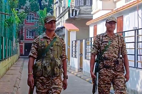 அமைச்சா் சுஜித் போஸ் இல்லத்துக்கு வெளியே பாதுகாப்புப் படை வீரர்கள்