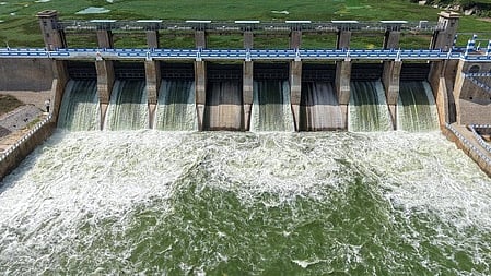 கிருஷ்ணகிரி அணையிலிருந்து பிரதான மதகுகள் வழியாக தென்பெண்ணை ஆற்றில் வெளியேறும் உபரிநீா்