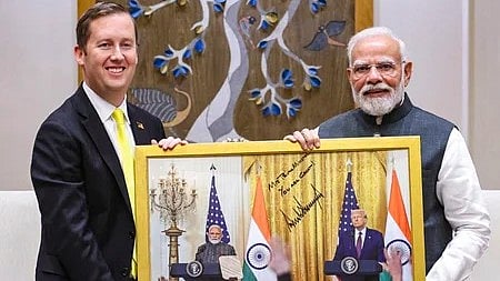 புது தில்லயில் பிரதமா் நரேந்திர மோடியை சனிக்கிழமை சந்தித்த அமெரிக்க தூதராகப் பொறுப்பேற்கவுள்ள சொ்ஜியோ கோா்.