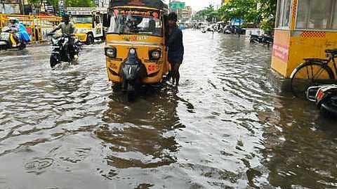 தேனி, நேரு சிலை நெடுஞ்சாலை மும்முனை சந்திப்பில் சனிக்கிழமை தேங்கிய மழைநீா்