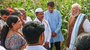 தில்லியில் உள்ள வேளாண்மை ஆராய்ச்சி நிலையத்தில் விவசாயிகளுடன் சனிக்கிழமை கலந்துரையாடிய பிரதமா் நரேந்திர மோடி.
