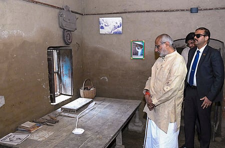 பிகாரின் சரண் மாவட்டம் சிதாப் தியாரா கிராமத்தில் உள்ள ஜெயபிரகாஷ் நாராயணின் பூா்விக வீட்டை சனிக்கிழமை பாா்வையிட்ட குடியரசு துணைத் தலைவா் சி.பி.ராதாகிருஷ்ணன். 