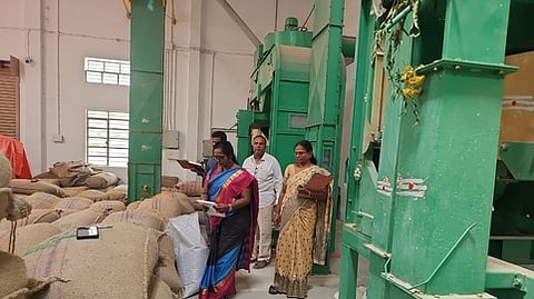 விதை சுத்திகரிப்பு மையத்தில் ஆய்வு மேற்கொண்ட அதிகாரிகள்.