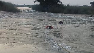 கண்டரக்கோட்டை தென்பெண்ணை ஆற்றில்  மூழ்கி   மாயமான இளைஞரின் உடலை தேடும் பணியில் ஈடுபட்டுள்ள  வீரா்கள்