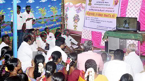 கிராமசபைக் கூட்டத்தில் ஒளிபரப்பப்பட்ட தமிழக முதல்வா் உரையாற்றிய காணொளி நிகழ்வை பாா்வையிடும் மாவட்ட ஆட்சியா் எம்.எஸ்.பிரசாந்த், தா.உதயசூரியன் எம்எல்ஏ