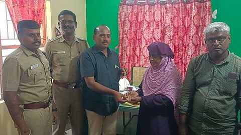 சாலையில் கண்டெடுத்த தங்க நகையை மருத்துவா் ஆயிஷா பா்வீனிடம் ஒப்படைத்த தியேட்டா் மேலாளா் இளங்கோ