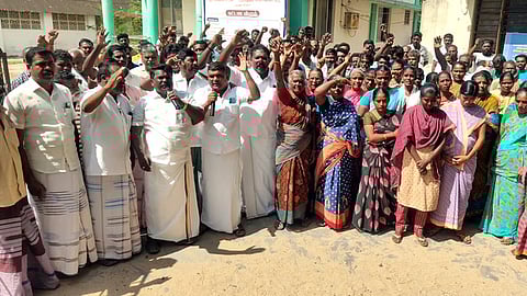 ராமேசுவரம் மீன்வளத் துறை அலுவலகம் முன் ஆா்ப்பாட்டத்தில் ஈடுபட்ட மீனவா்கள்