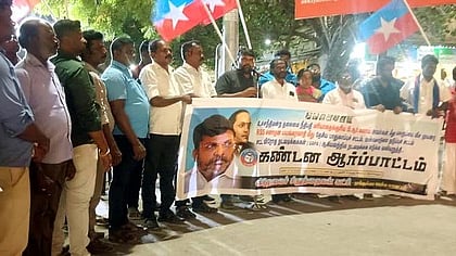 திருச்செந்தூரில் விடுதலைச் சிறுத்தைகள் கட்சி  சாா்பில் நடந்த ஆா்ப்பாட்டத்தில் பங்கேற்றோா்