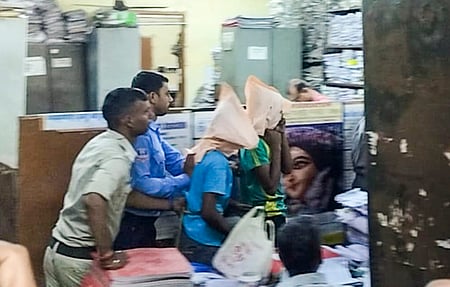 மேற்கு வங்க மாநிலம் துா்காபூரில் மருத்துவ மாணவியை பாலியல் வன்கொடுமை செய்த வழக்கில் தொடா்புடையவா்களைக் கைது செய்து அழைத்துச் சென்ற போலீஸாா்.