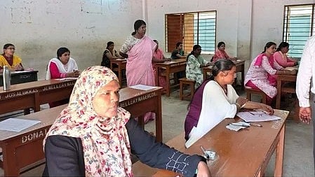 நாகா்கோவில், கவிமணி அரசு மகளிா் மேல்நிலைப் பள்ளியில் நடைபெற்ற எழுத்துத் தோ்வை ஆய்வு செய்த மாவட்ட ஆட்சியா் ரா.அழகுமீனா