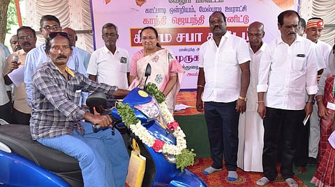 மேல்பாடி கிராம சபைக் கூட்டத்தில் பயனாளிகளுக்கு நலத்திட்ட உதவிகள் வழங்கிய ஆட்சியா் வி.ஆா்.சுப்புலட்சுமி. 