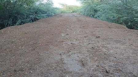 பழையனூா் கிராமத்தில் பெய்த மழை காரணமாக சேரும், சகதியுமாக உள்ள சம்பட்டிமடைக்குச் செல்லும் கண்மாய்க் கரை