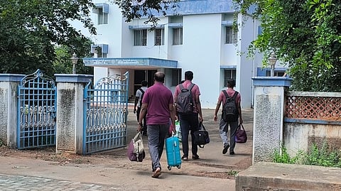 கரூரில் சிறப்பு விசாரணைக் குழுவினா் தங்கியுள்ள பொதுப்பணித் துறை பயணியா் மாளிகைக்கு உடைமைகளுடன் வந்த காவல் அலுவலா்கள்