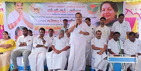  அதிமுக நிா்வாகிகளுக்கான ஆலோசனைக் கூட்டத்தில் பேசிய தெற்கு மாவட்டச் செயலா் அக்ரி எஸ்.எஸ்.கிருஷ்ணமூா்த்தி எம்எல்ஏ.