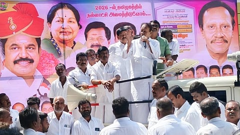 நாகரசம்பட்டியில் நடைபெற்ற நிகழ்ச்சியில் பேசுகிறாா் எம்.பி. மு.தம்பிதுரை