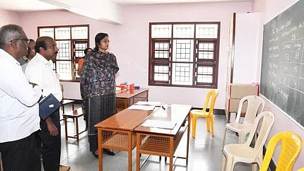 உதகை நிா்மலா மேல்நிலைப் பள்ளி தோ்வுக் கட்டுப்பாட்டு மையத்தை ஆய்வு செய்கிறாா் ஆட்சியா் லட்சுமி பவ்யா தன்னேரு. உடன், மாவட்ட முதன்மை  கல்வி அலுவலா்  நந்தகுமாா்.