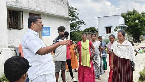 மாதாபுரம் கிராமத்தில் மக்களை சந்தித்துக் குறைகளை கேட்டறிந்த சட்டப்பேரவை உறுப்பினா் ஜீ.வி.மாா்க்கண்டேயன்