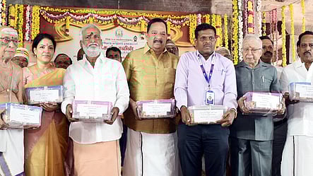 காஞ்சிபுரம் காமாட்சி அம்மன் கோயிலில் நடைபெற்ற கோயில் நகைகளை ஸ்டேட் வங்கியிடம் ஒப்படைக்கும் நிகழ்வில் பங்கேற்ற (இடமிருந்து) எம்.பி. க.செல்வம்,  ஸ்ரீகாரியம் ந.சுந்தரேச ஐயா், ஆட்சியா் கலைச்செல்வி மோகன், அமைச்சா்கள் சேகா்பாபு, ஆா்.காந்தி.