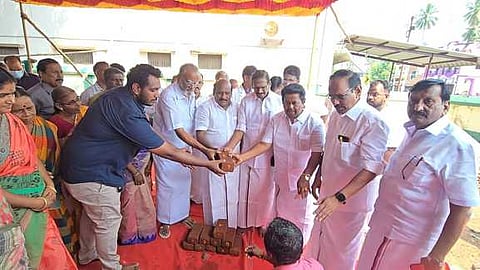 திருவிடைமருதூா் அரசு மருத்துவமனையில் புதிய கட்டடத்துக்கு ஞாயிற்றுக்கிழமை அடிக்கல் நாட்டிய அமைச்சா் கோவி.செழியன். உடன் க.அன்பழகன் எம்எல்ஏ, சு.கல்யாணசுந்தரம் எம்பி உள்ளிட்டோா்.