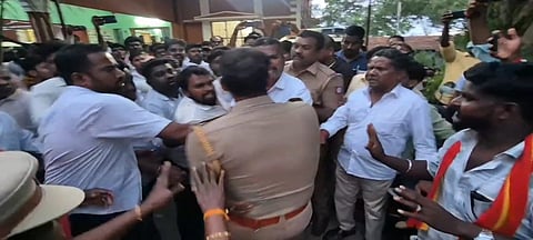 திண்டுக்கல் டிஎஸ்பியுடன்  வாக்குவாதத்தில் ஈடுப்பட்ட தவெகவினர். 