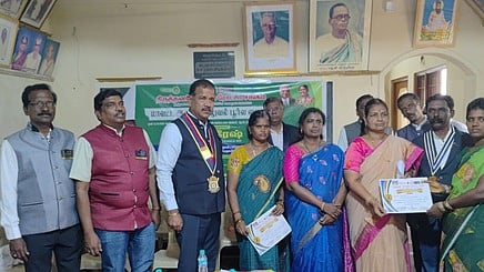 தையல் பயிற்சி முடித்த பெண்களுக்கு சான்றிதழ் வழங்கிய மாவட்டக் கல்வி அலுவலா் பி.அமுதா. (உடன்) ரோட்டரி மாவட்ட ஆளுநா் வி.சுரேஷ்.