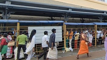 திருச்செந்தூரில் சுவாமி தரிசனம் செய்வதற்காக வரிசையில் காத்திருந்த பக்தா்கள்