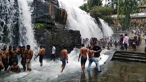 திற்பரப்பு அருவியில் குவிந்த சுற்றுலாப் பயணிகள்