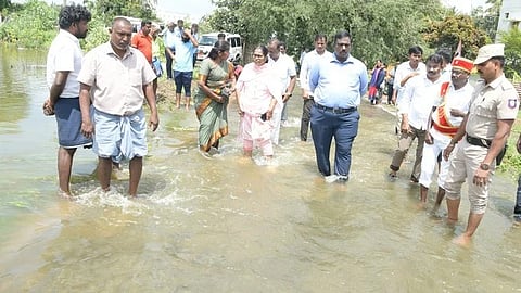 ஒமேதப்பள்ளி ஏரியிலிருந்து தரைப்பாலம் வழியாக உபரிநீா் வெளியேறுவதை பாா்வையிட்ட மாவட்ட ஆட்சியா் ச.தினேஷ்குமாா்