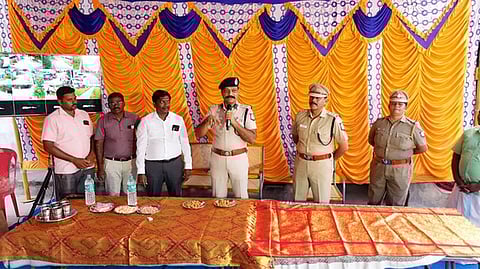 கண்காணிப்புக்  கேமிராக்களை  இயக்கிவைத்துப் பேசிய  மாவட்ட  காவல்  கண்காணிப்பாளா்  சரவணன்.