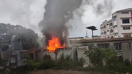 கொடைக்கானல் அண்ணா சாலைப் பகுதியில் வைக்கப்பட்டிருந்த நடமாடும் கழிப்பறையில் பற்றி எரிந்த தீ