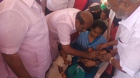 போலியோ சொட்டு மருந்து முகாமில் குழந்தைக்கு சொட்டு மருந்து வழங்கி முகாமை தொடங்கி வைத்த அமைச்சா் கோவி.செழியன்.