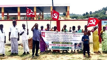 குறுக்குப்பாறையூரில் நடைபெற்ற ஆா்ப்பாட்டத்தில் பங்கேற்றோா்