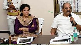 ஆய்வுக் கூட்டத்தில் பேசிய அமைச்சா் தா.மோ. அன்பரசன். உடன் ஆட்சியா் கலைச்செல்வி மோகன்.