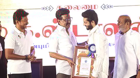 சென்னை கலைவாணர் அரங்கத்தில், தமிழ்நாடு அரசின் சார்பாக தமிழ்நாடு இயல், இசை, நாடக மன்றத்தின் மூலம் பல்வேறு கலைப் பிரிவுகளைச் சேர்ந்த சிறந்த கலைஞர்களுக்கு கலைமாமணி விருது வழங்கும் விழாவில், 2021, 2022 மற்றும் 2023-ஆம் ஆண்டுகளுக்கான கலைமாமணி விருதுகள் வழங்கும் நிகழ்வில், திரைப்பட இசையமைப்பாளர் அனிருத்துக்கு கலைமாமணி விருது மற்றும் விருதிற்கான 3 சவரன் தங்கப் பதக்கம் மற்றும் விருது பட்டயத்தையும் வழங்கி கெளரவித்த தமிழக முதல்வர் மு.க. ஸ்டாலின்.