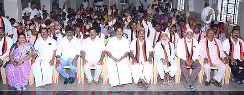 கிருஷ்ணகிரியில் திமுகவில் இணைந்த மாற்றுக்கட்சியினருடன் எம்எல்ஏ தே.மதியழகன்