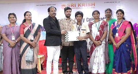 வெற்றி  பெற்ற  மாணவருக்கு  பரிசு  வழங்கிய  இந்திய  பெண்கள் செஸ்  அணியின்  பயிற்சியாளா்  ஷியாம் சுந்தா்.