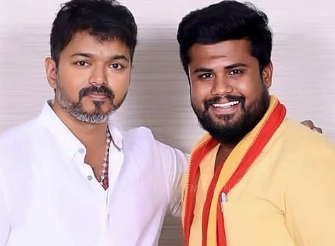 விஜய்யுடன் நிர்மல் குமார். 