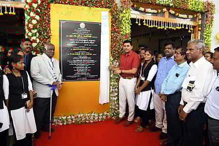  மதுரை அரசு சட்டக் கல்லூரியில் திங்கள்கிழமை நடைபெற்ற புதிய கட்டடங்கள் திறப்பு விழாவில் கல்வெட்டை திறந்து வைத்த மாவட்ட ஆட்சியா் கே.ஜே. பிரவீன்குமாா். உடன், சட்டக் கல்லூரி முதல்வா் ப. குமரன் உள்ளிட்டோா். 