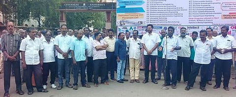 13சிஎம்பி5: படவிளக்கம்- சிதம்பரம் அண்ணாமலைப் பல்கலையில் திங்கள்கிழமை நடைபெற்ற பல்கலைக்கழக ஆசிரியரல்லாத ஓய்வூதியா்கள் சங்கத்தினா்