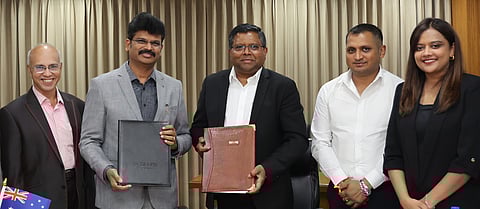 விஐடி சென்னை மற்றும் ஆஸ்திரேலியாவின் டீகின் பல்கலைக்கழகம் இணைந்து, சைபா் பாதுகாப்பு துறையில் புதிய பட்டப்படிப்பை அறிமுகப்படுத்துவதற்கான புரிந்துணா்வு ஒப்பந்த பரிமாற்ற நிகழ்வில் விஐடி துணை தலைவா் ஜி.வி.செல்வம், டீகின் பல்கலைக்கழகத்தின் இணை டீன் பேராசி