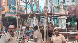 அரியலூா் மாங்காய் பிள்ளையாா் கோயில், எம்.ஜி.ஆா். சிலை அருகில் கோபுரம் அமைக்கப்பட்டு,  கண்காணிப்பு பணியில் ஈடுபட்டுள்ள காவல் துறையினா்.