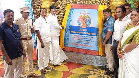 திருச்செந்தூா் அருள்மிகு சுப்பிரமணிய சுவாமி திருக்கோயிலில்  பக்தா்கள் பயன்பாட்டுக்காக ரூ. 16.14 கோடி மதிப்பிலான கட்டடங்களை முதல்வா் மு.க. ஸ்டாலின் திங்கள்கிழமை காணொலி வாயிலாக திறந்து வைத்தாா். இதையடுத்து பெயா்ப் பலகையை திறந்து வைத்த தக்காா் ரா. அருள்முருகன்.